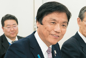 小川知事の写真