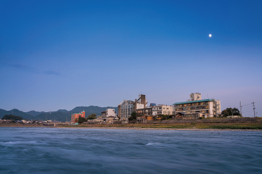 筑後川とのどかな景色が広がる温泉地の写真2