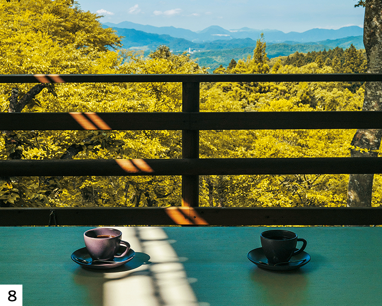 絶景のテラスで飲むコーヒーの写真 絶景のテラスで飲むコーヒーの写真