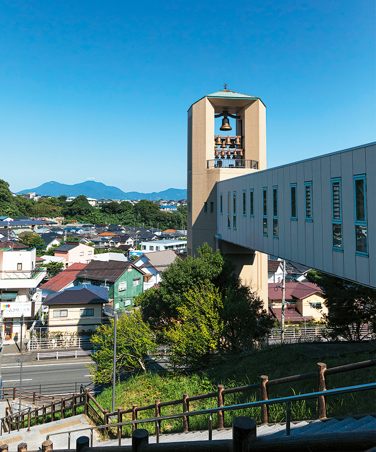 図書館につながるエレベーター塔の写真