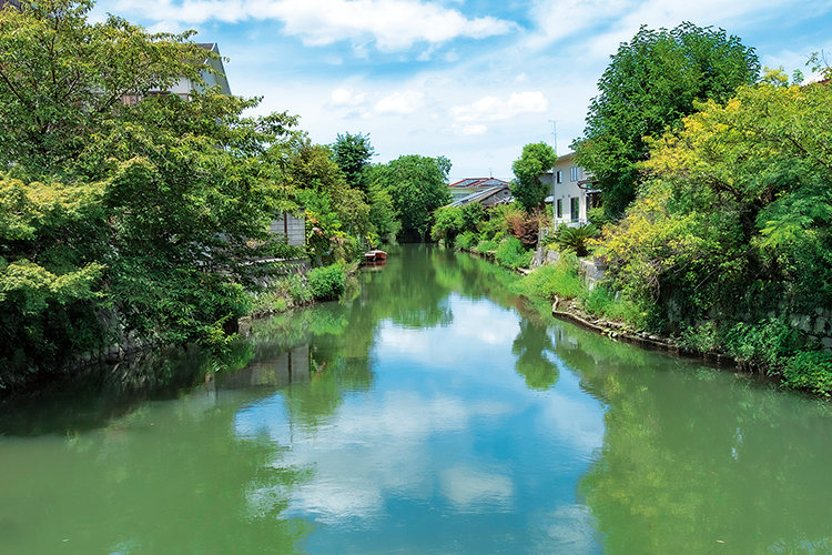 柳川らしい水と緑の掘割のある風景写真 柳川らしい水と緑の掘割のある風景写真