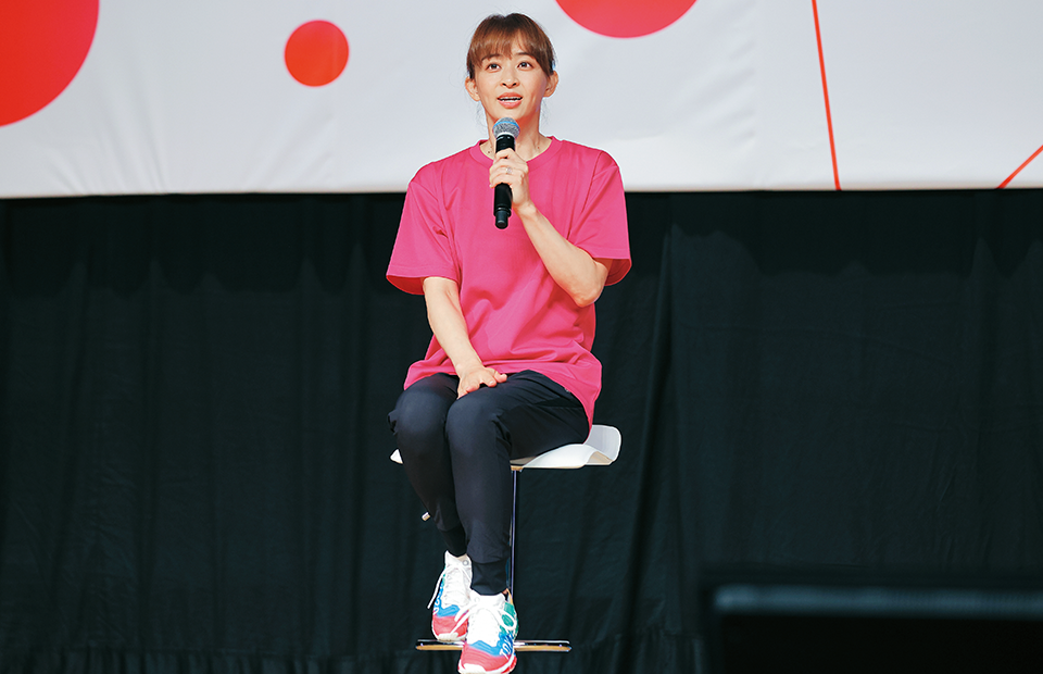 椅子に座り話す田中理恵さんの写真 椅子に座り話す田中理恵さんの写真