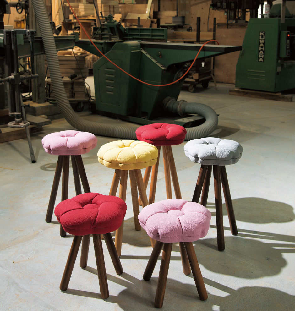 工場に置かれた大賞のmonaca stool（モナカ スツール）シリーズの写真