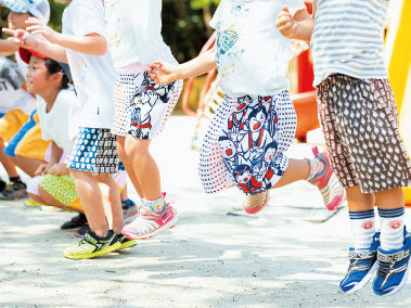 手ぬぐいパンツ「ぐいパン」を着た子供たちの様子