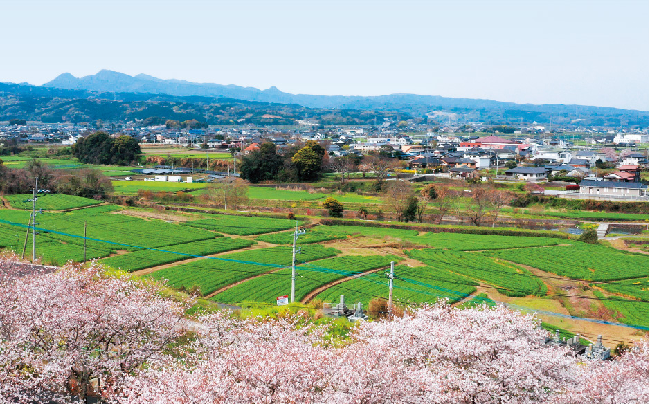 里山から流れる美しい河川が魅力の上毛町の景色