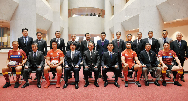 ジャパンラグビートップリーグ出場選手らが県議会を訪問する様子
