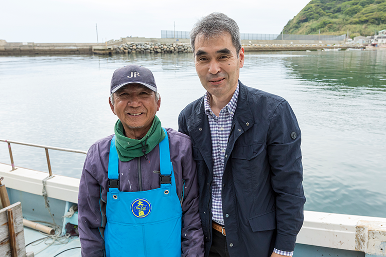 福岡県漁連加工事業所の江上英典(えがみ ひでのり)所長〈写真右〉と漁船「新徳丸」の柴田与志美(しばた よしみ)さん〈写真左〉の写真 福岡県漁連加工事業所の江上英典(えがみ ひでのり)所長〈写真右〉と漁船「新徳丸」の柴田与志美(しばた よしみ)さん〈写真左〉の写真