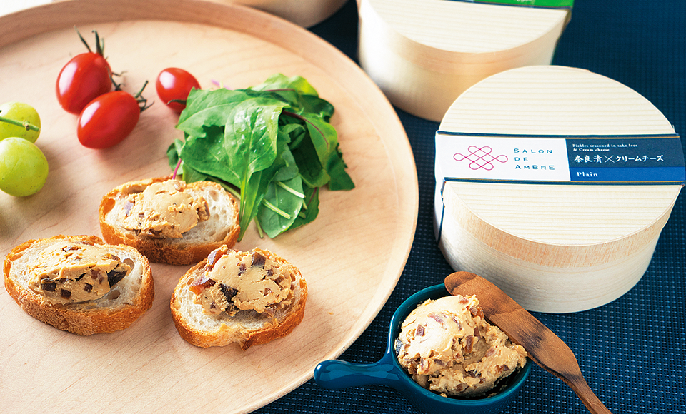 奈良漬とクリームチーズがパンにのった調理イメージ写真