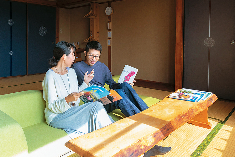 ソファに座り談笑する野北さん夫妻の写真