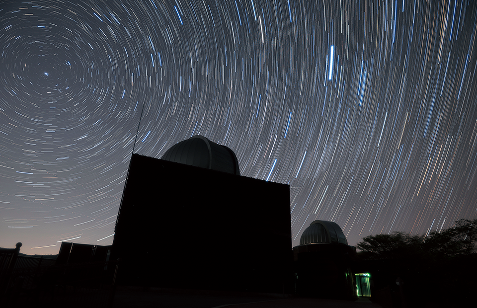 星が天文台を回っているような写真 星が天文台を回っているような写真