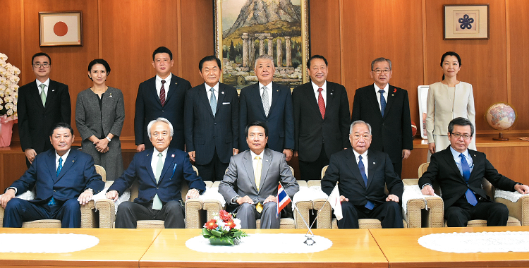 秋田章二議長および福岡県タイ友好議員連盟役員の写真