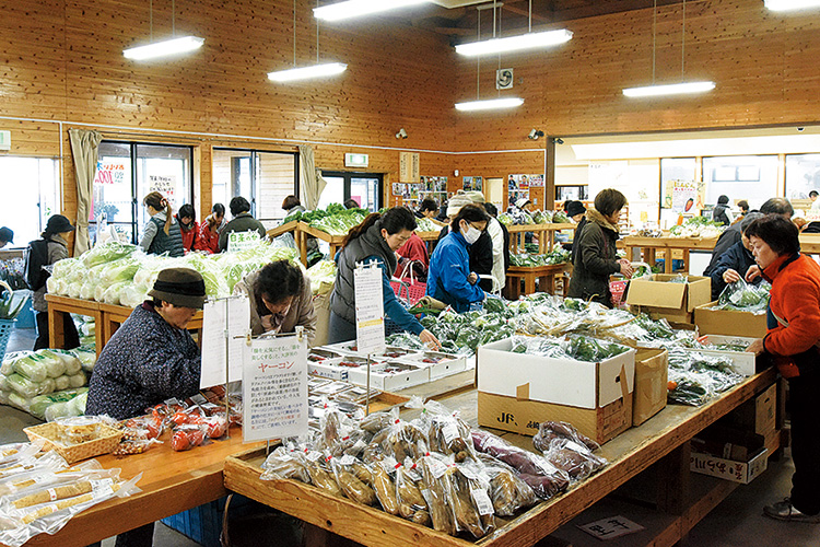 赤村特産物センターで買い物をする人たちの写真 赤村特産物センターで買い物をする人たちの写真