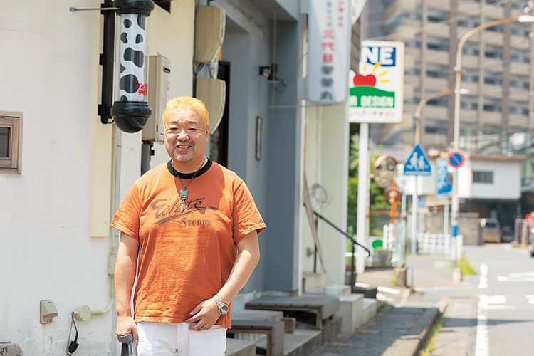 JR下曽根駅周辺を歩く平井さんの写真 JR下曽根駅周辺を歩く平井さんの写真