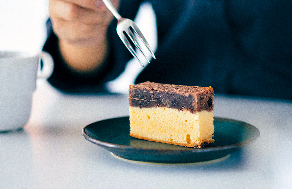 あんとチーズのパウンドケーキがお皿にのっている写真