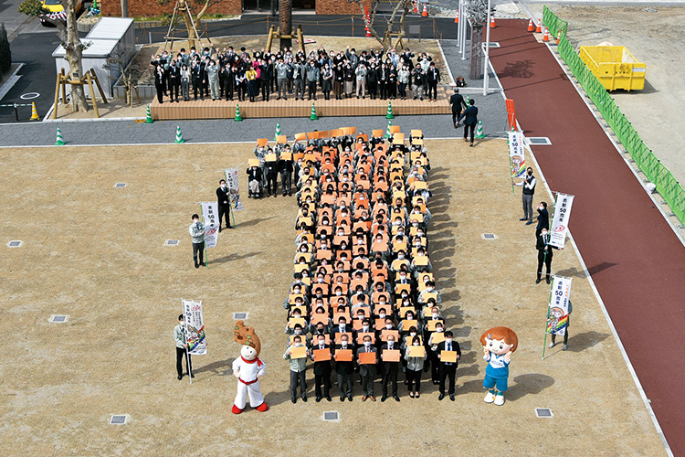 市民が広場に集まっている写真 市民が広場に集まっている写真