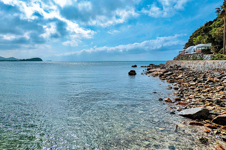 海岸線に並ぶドームテントの写真