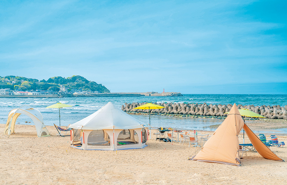 海岸に設置されたグランピングテントの写真