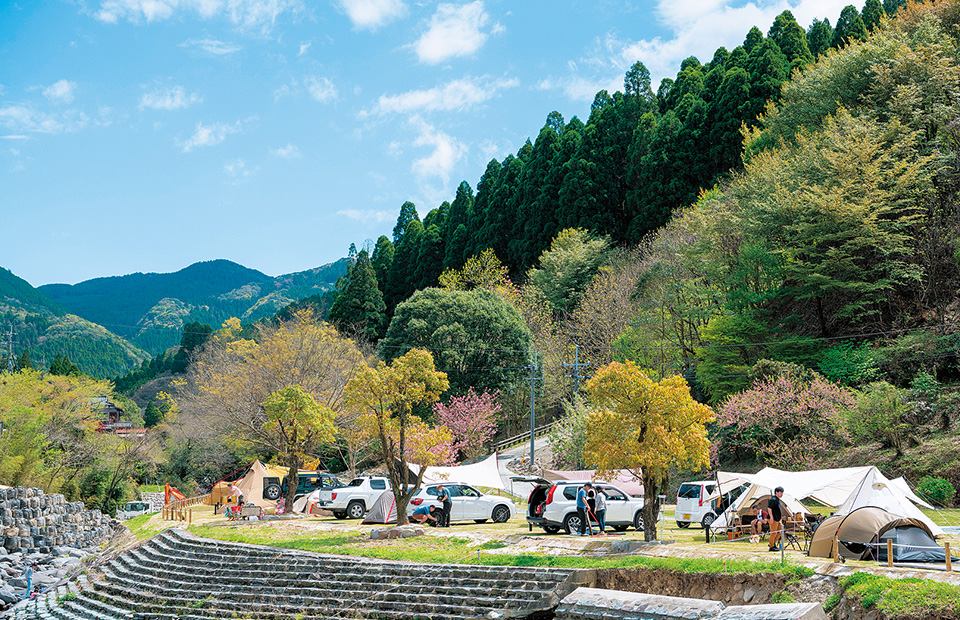 川沿いのオートサイトに車が並ぶ写真