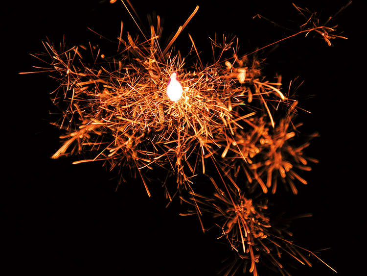 きれいに光る線香花火の写真