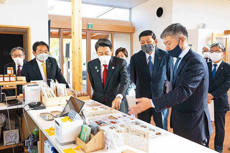 クルメルで談話中の知事とスタッフの写真