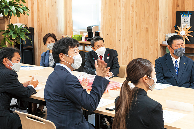 知事とジーメップスタッフの談話中の写真