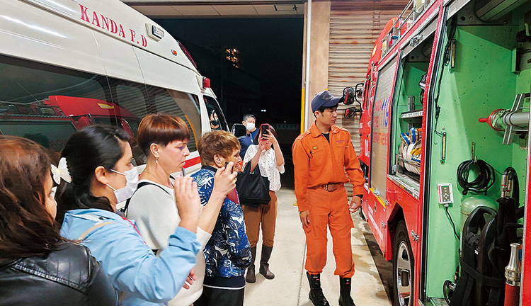 消防車の説明を受ける外国の方々の写真