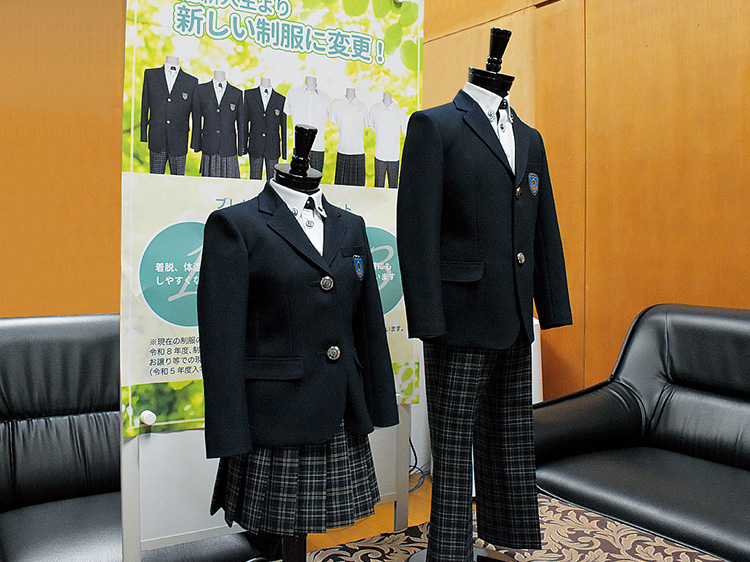 2種類の中学校の制服写真