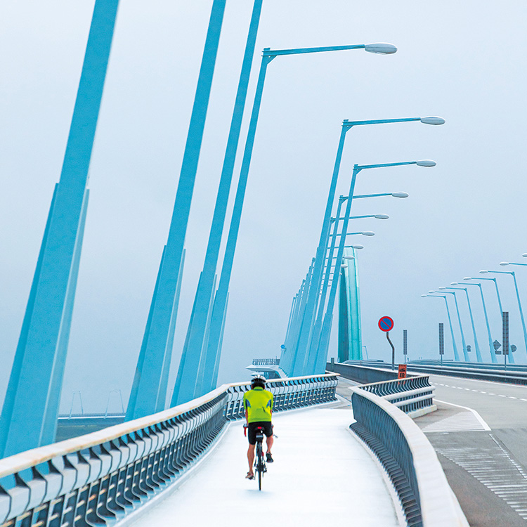 新北九州空港連絡橋を自転車に乗って渡る人の写真