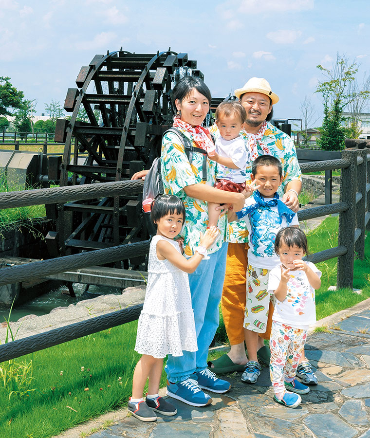 三連水車をバックに海老澤さん家族6人の家族写真
