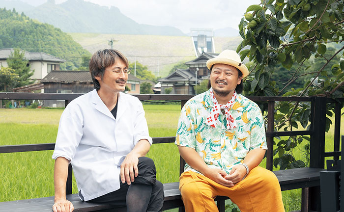 談笑する西山さんと海老澤さん２人の写真