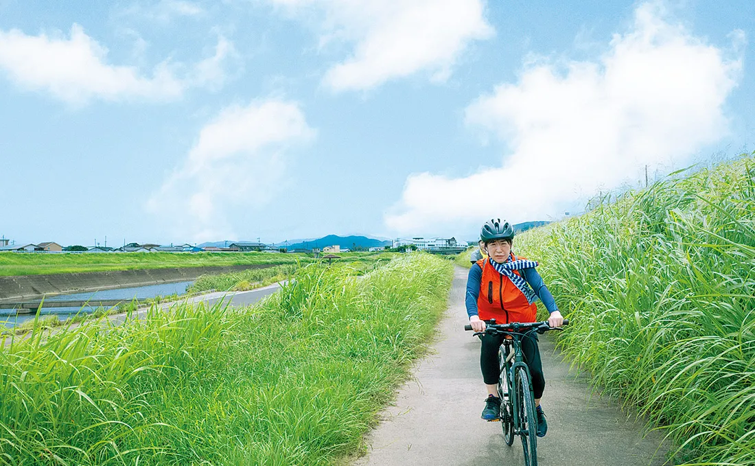 川沿いをサイクリングしている写真