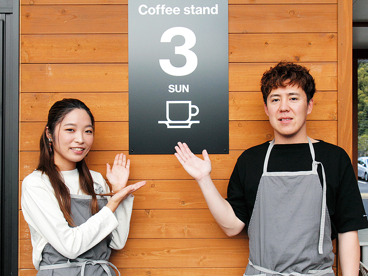 Coffee stand 3SUNのスタッフ2人と外観写真
