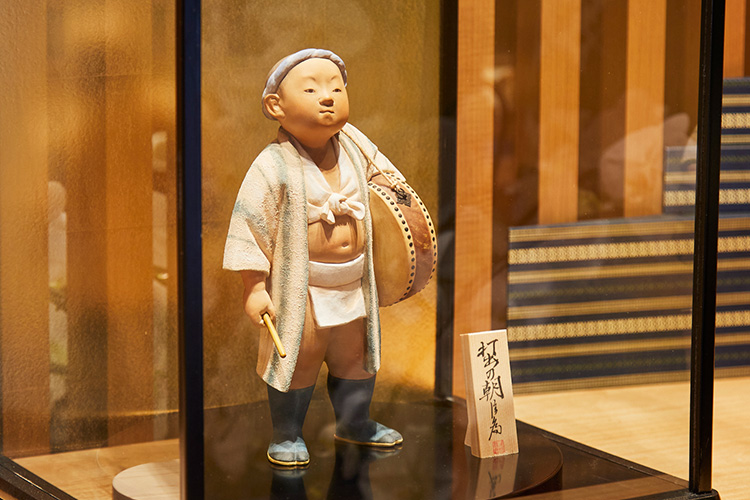 エントランスにある博多人形の写真