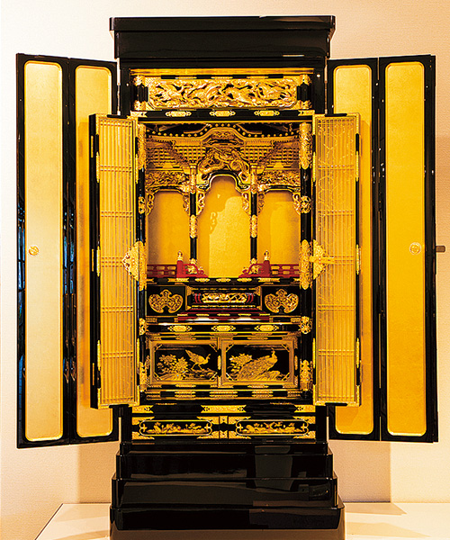 豪華絢爛な仏壇の写真