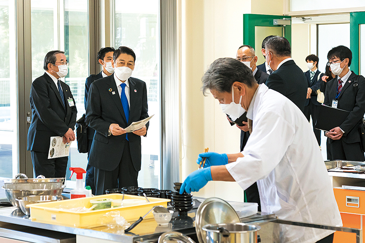 遠賀町食育交流・防災センターを視察中の知事の写真