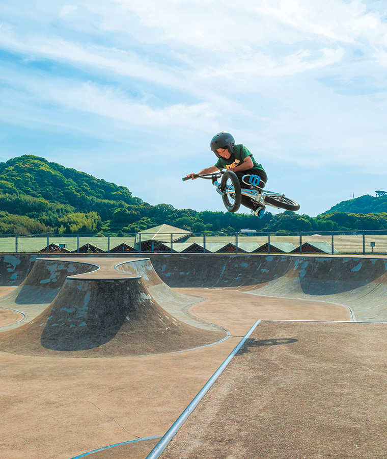 古賀市スケートパークでBMXを楽しむ人の写真