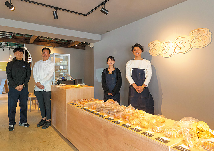 るるるるの店内、４人のスタッフとたくさんのパンが並ぶ写真