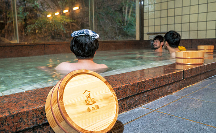温泉に入る３名の男性の写真