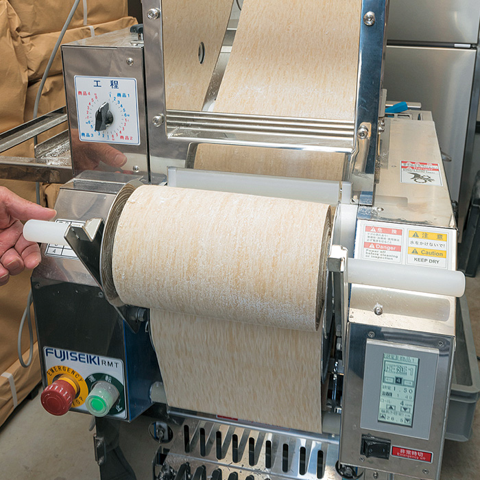 米粉を機械で製麺している写真