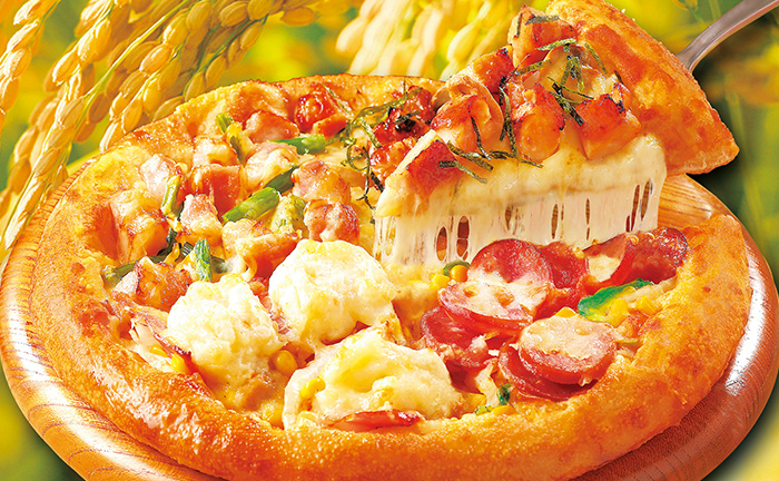 チーズが伸びて美味しそうなピザの写真