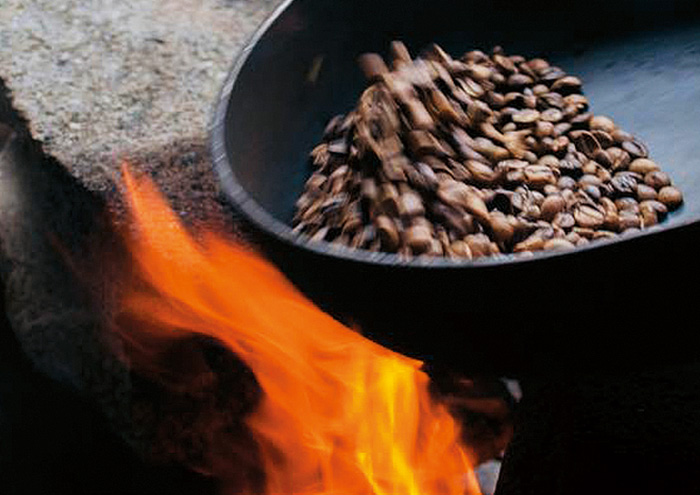 コーヒーを直火で焙煎している写真