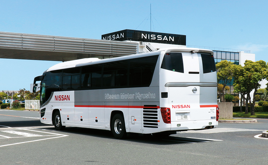 NISSANのロゴが入ったバスの写真