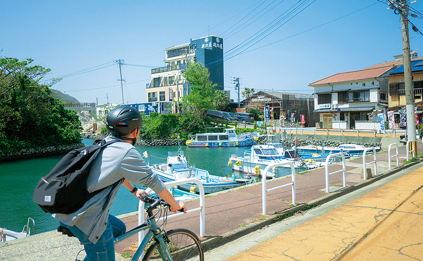 船が並ぶ海岸線沿いの写真