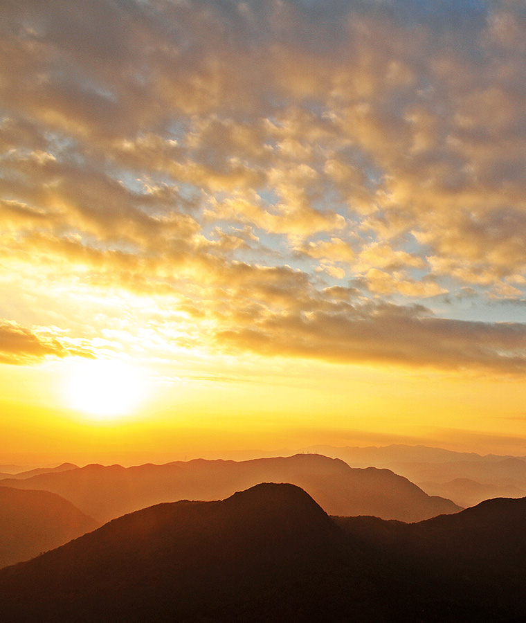 三つの峰で構成されている雄大な香春岳の写真