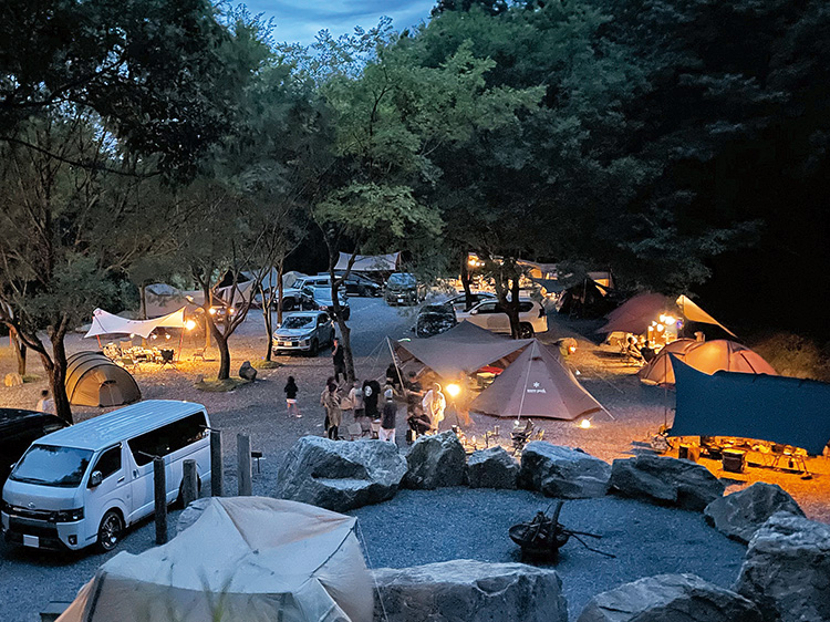 カワラテラス オートキャンプ場に灯がともる写真