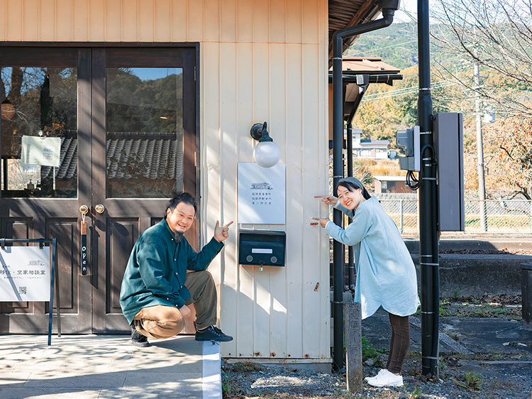 福岡県香春町採銅所駅舎内第二待合室の看板を指さす男性と女性の写真