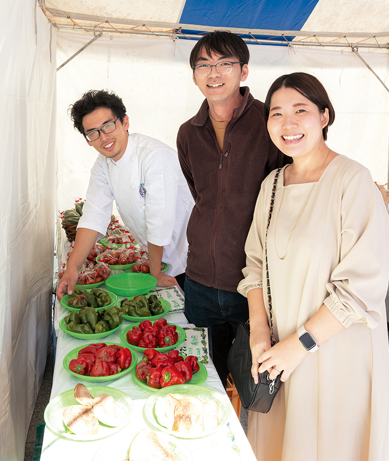 マルシェで交流する坂上さんご夫婦の写真