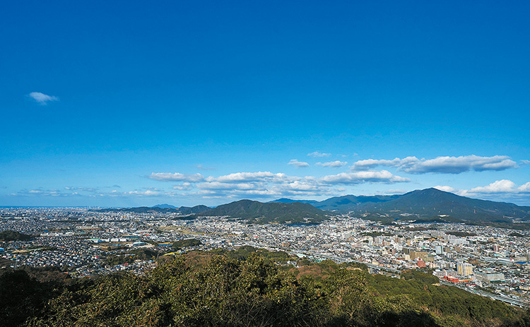 青空と、天拝山から街を眺めている写真
