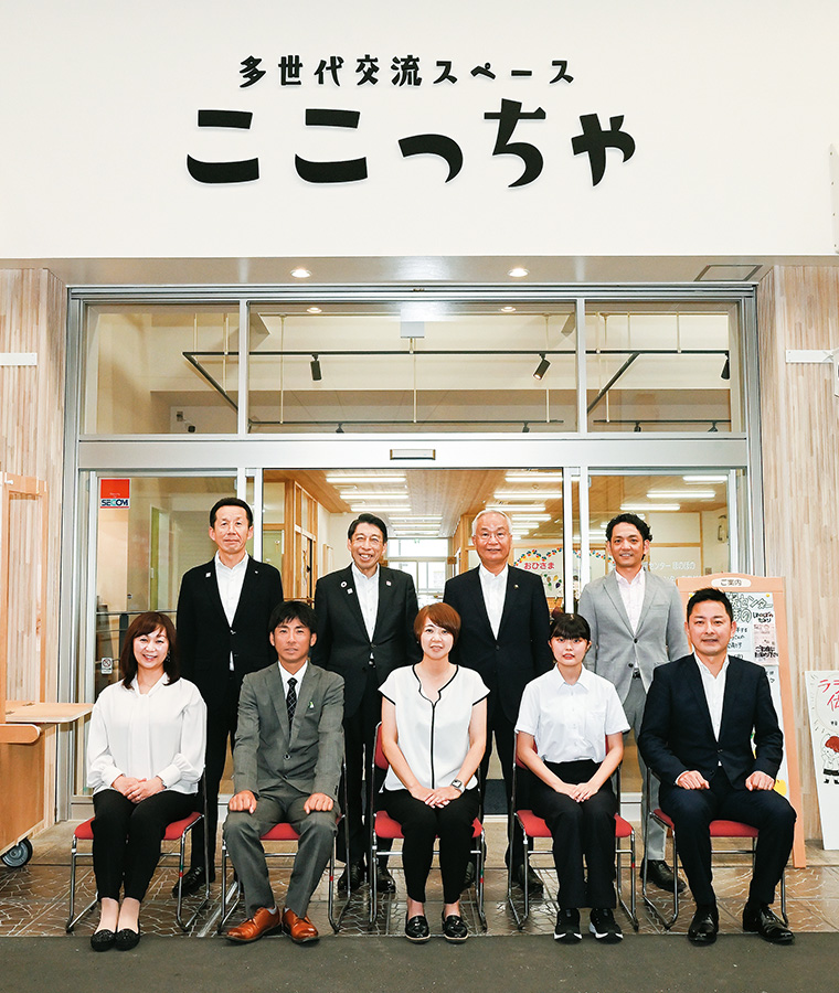 多世代交流スペースここっちゃ前で知事や市長、直方市で活躍する皆さんとの集合写真 多世代交流スペースここっちゃ前で知事や市長、直方市で活躍する皆さんとの集合写真