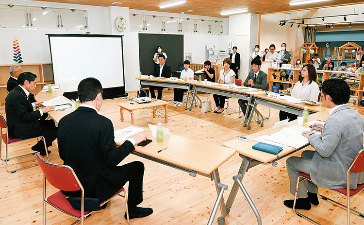 知事と意見交換をしている写真 知事と意見交換をしている写真